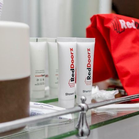 Hotel RedDoorz Syariah near Pasar Modern Cikopo Karawang Zewnętrze zdjęcie